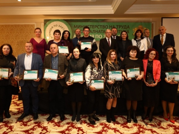 15 отличени за